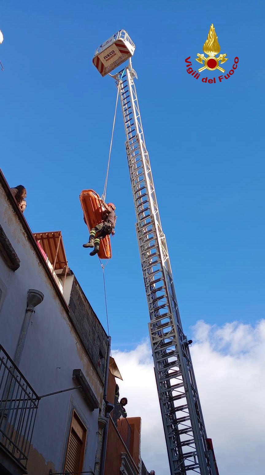 Catania, Vigili del Fuoco soccorrono un soggetto obeso per il trasferimento in ospedale