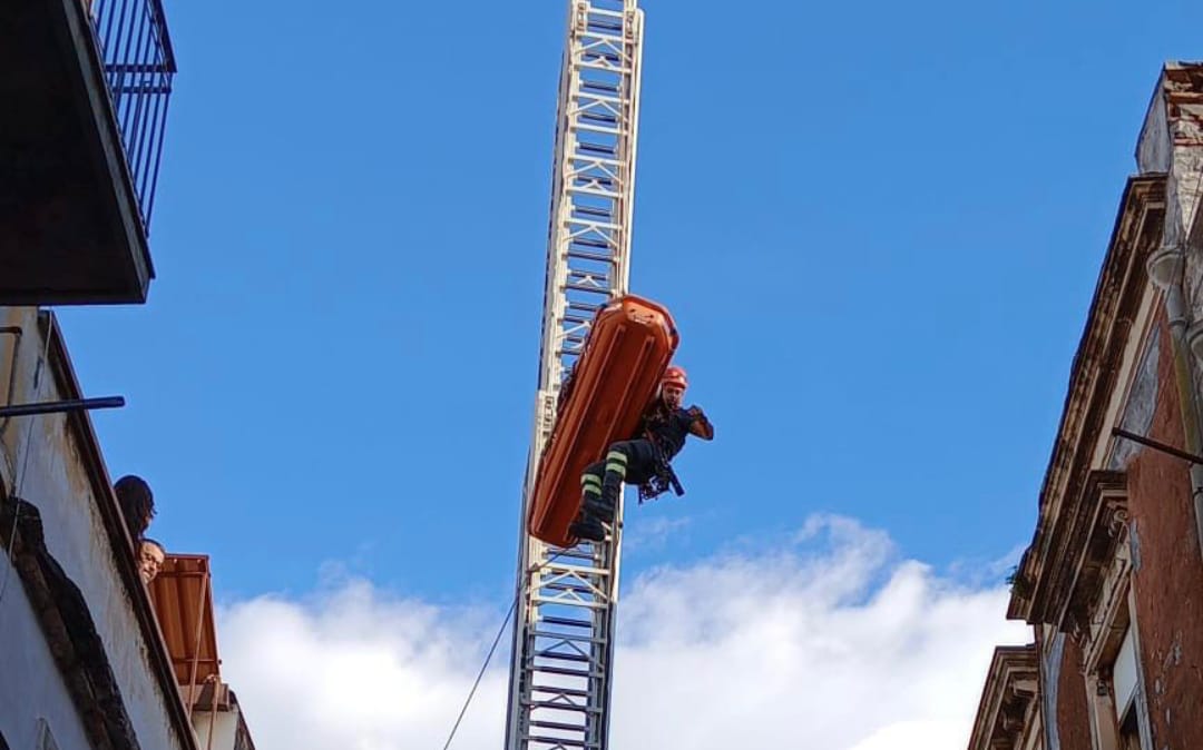 Catania, Vigili del Fuoco soccorrono un soggetto obeso per il trasferimento in ospedale