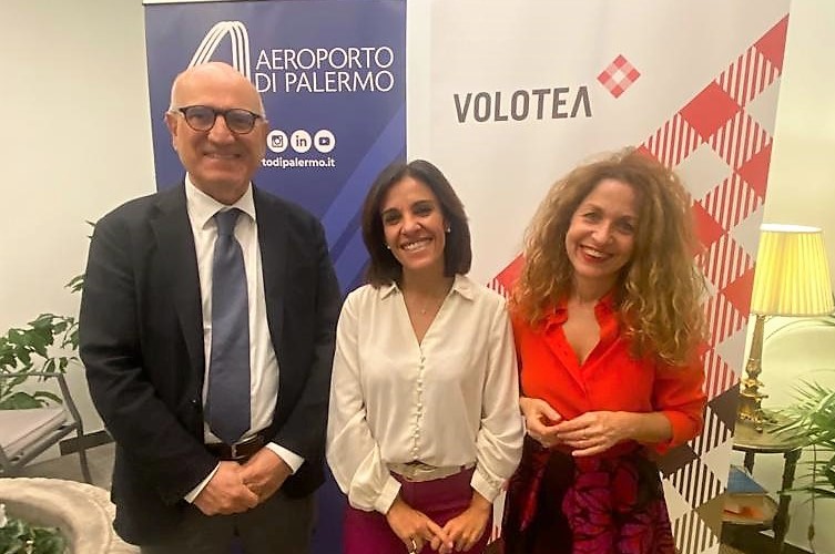 Trasporti, Volotea annuncia nuova rotta Palermo-Santorini