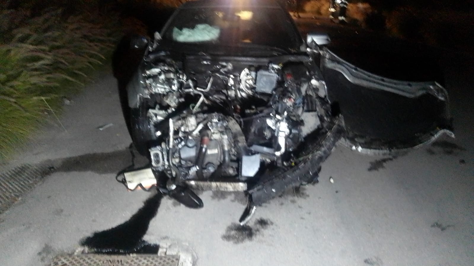 Palermo, Mercedes abbatte un enorme traliccio: ferita una donna