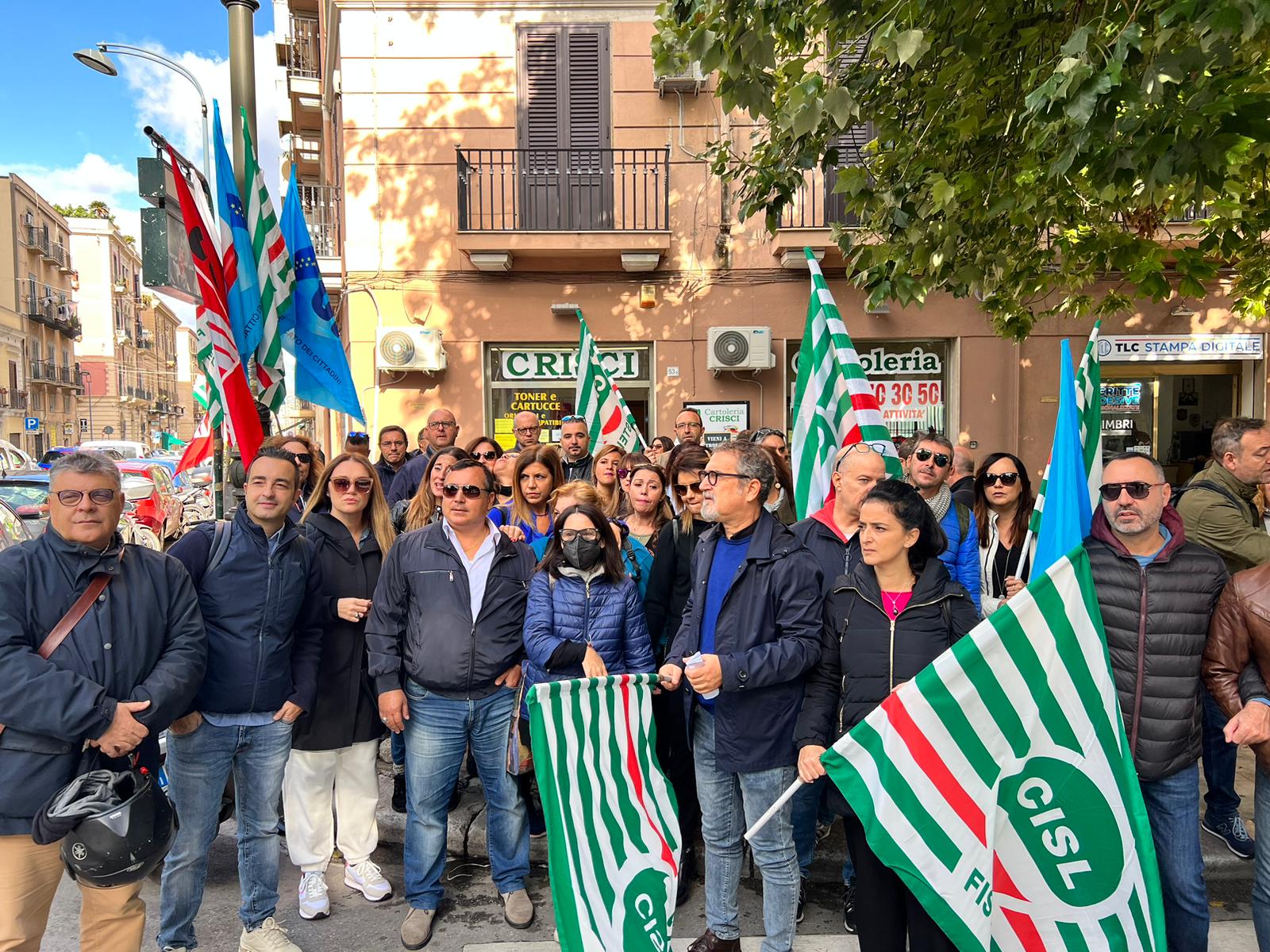 Lavoratori Almaviva nel caos: Amex e Amg con le valigie pronte