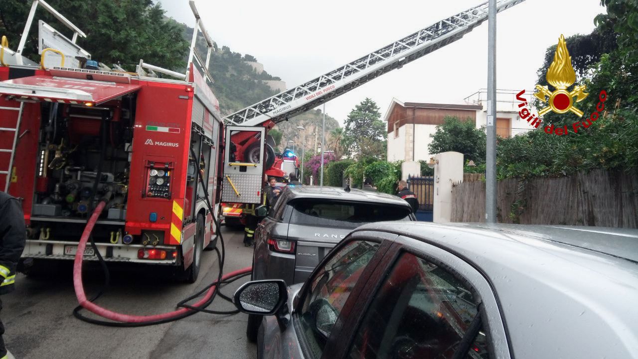 Palermo, in fiamme una villetta di Mondello: salvata una persona Palermo, in fiamme una villetta di Mondello: salvata una persona