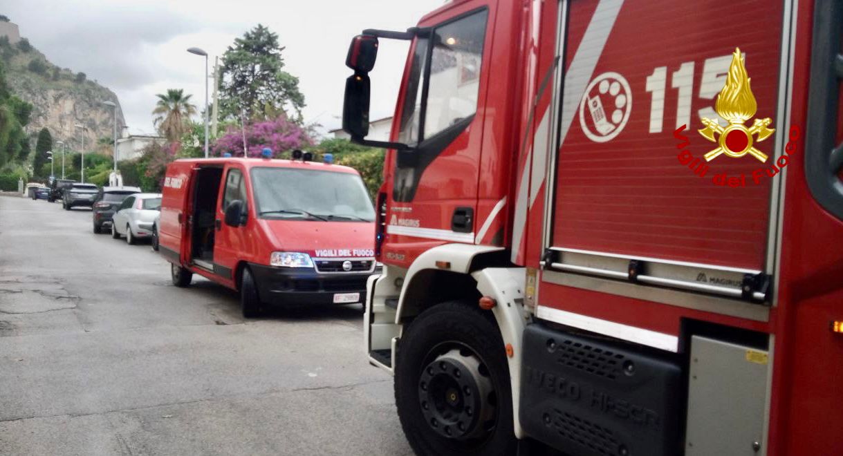 Palermo, in fiamme una villetta di Mondello: salvata una persona Palermo, in fiamme una villetta di Mondello: salvata una persona