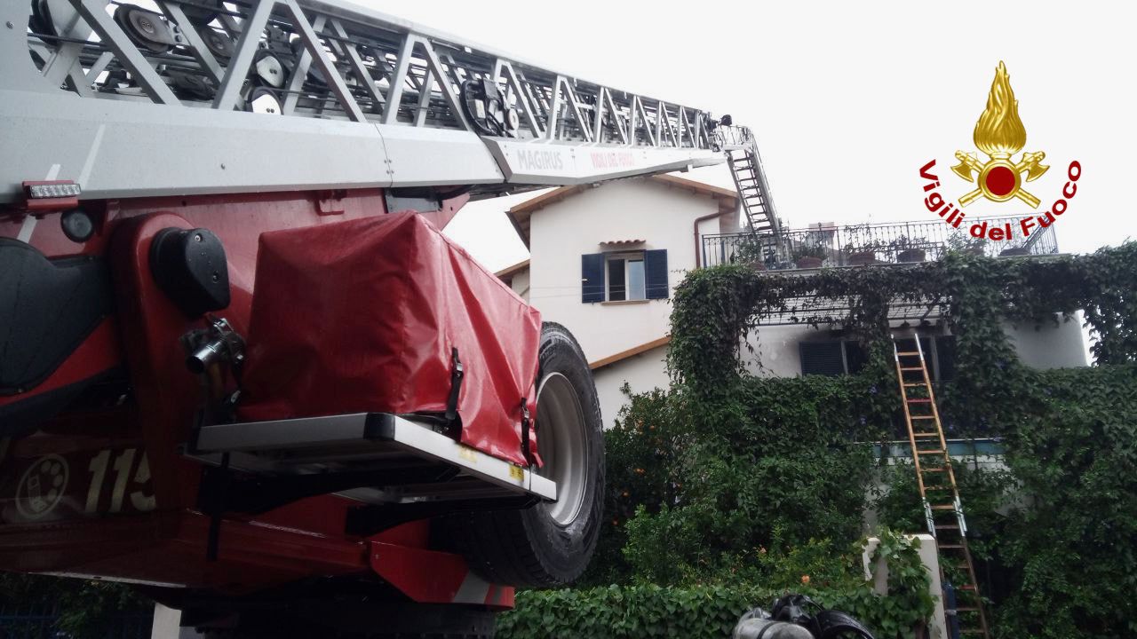 Galleria foto 'Palermo, in fiamme una villetta di Mondello: salvata una persona' - foto 2