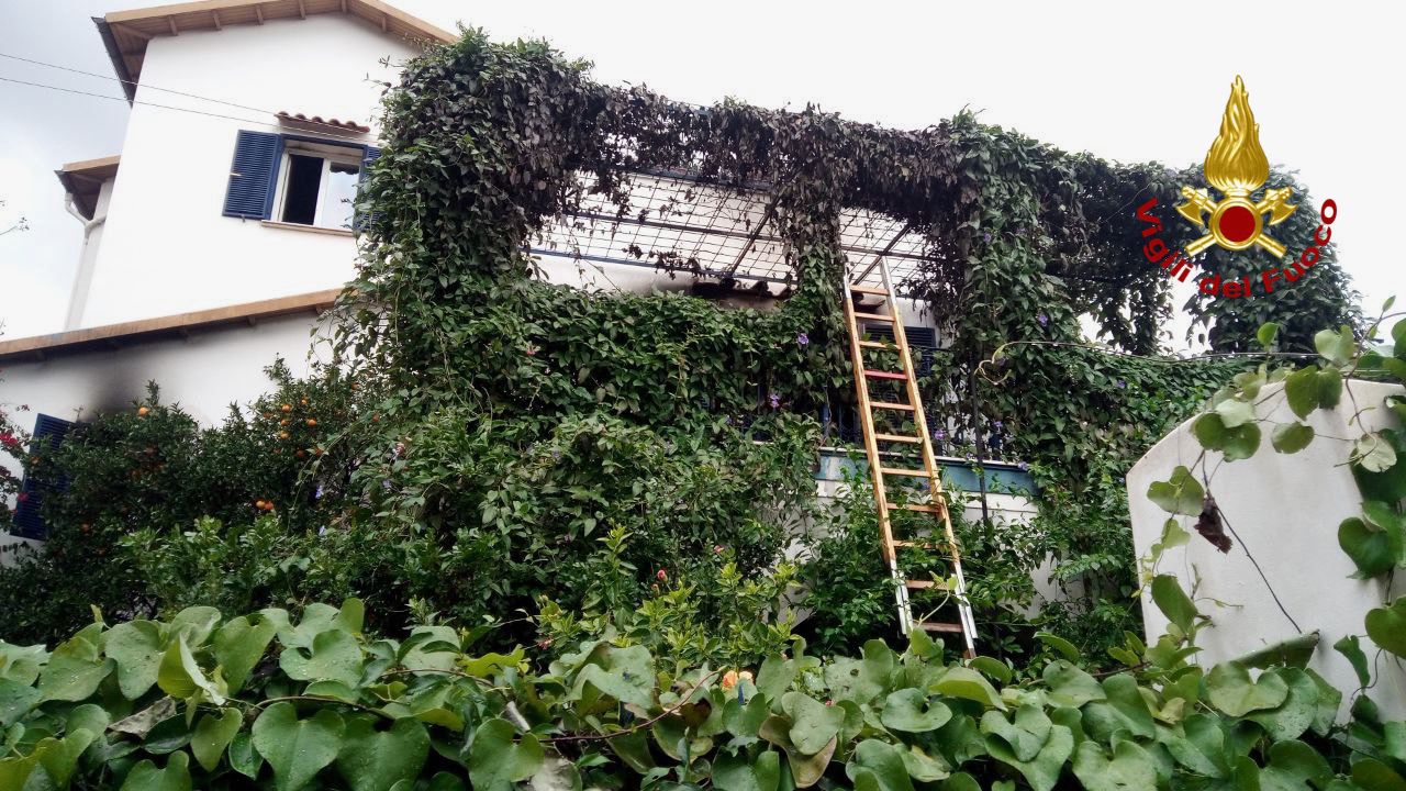 Palermo, in fiamme una villetta di Mondello: salvata una persona Palermo, in fiamme una villetta di Mondello: salvata una persona