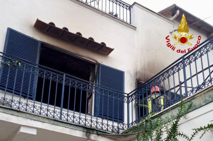 Palermo, in fiamme una villetta di Mondello: salvata una persona