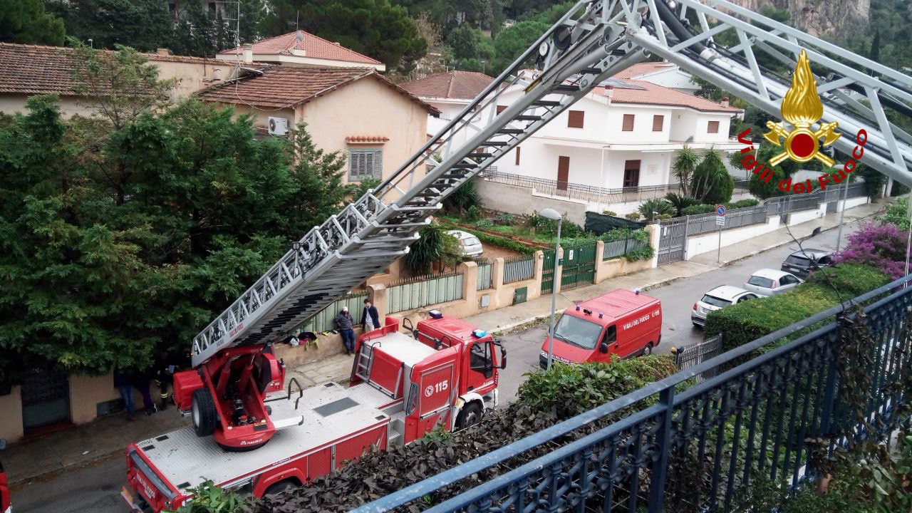 Palermo, in fiamme una villetta di Mondello: salvata una persona Palermo, in fiamme una villetta di Mondello: salvata una persona