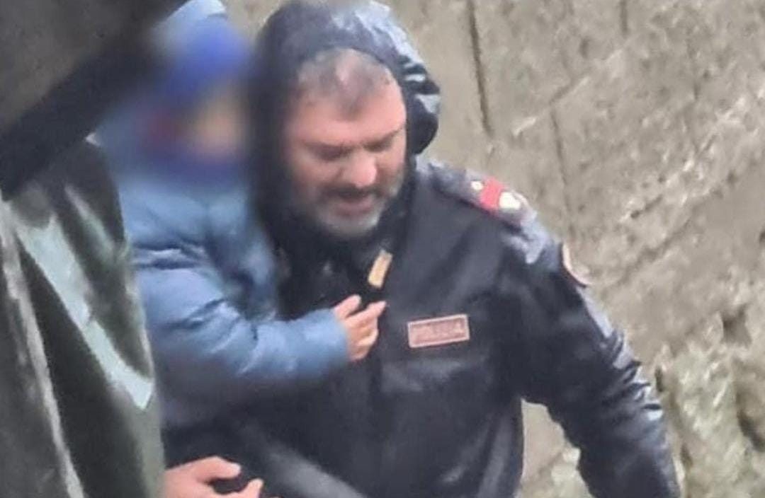 Ischia, Giorgia Meloni posta foto poliziotto soccorritore: “Italia vi è grata” Ischia, Giorgia Meloni posta foto poliziotto soccorritore: “Italia vi è grata”