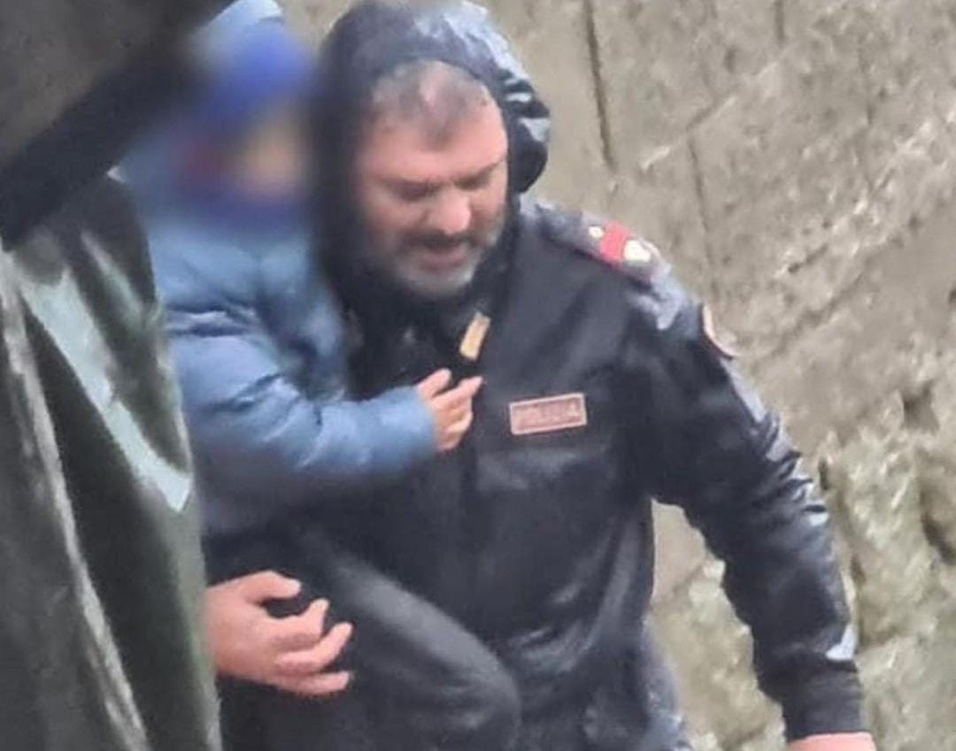 Ischia, Giorgia Meloni posta foto poliziotto soccorritore: “Italia vi è grata”