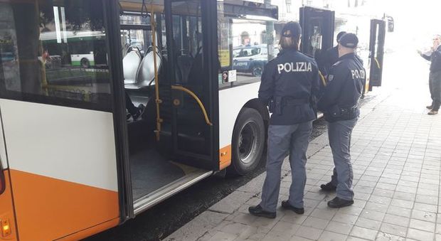 Autista invita giovani a smettere di fumare, loro lo aggrediscono e lanciano tombino contro il bus
