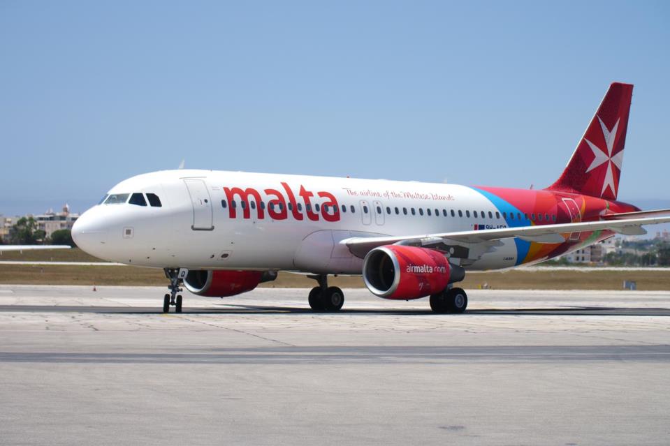 Fumo nella cabina, terrore in volo e atterraggio di emergenza