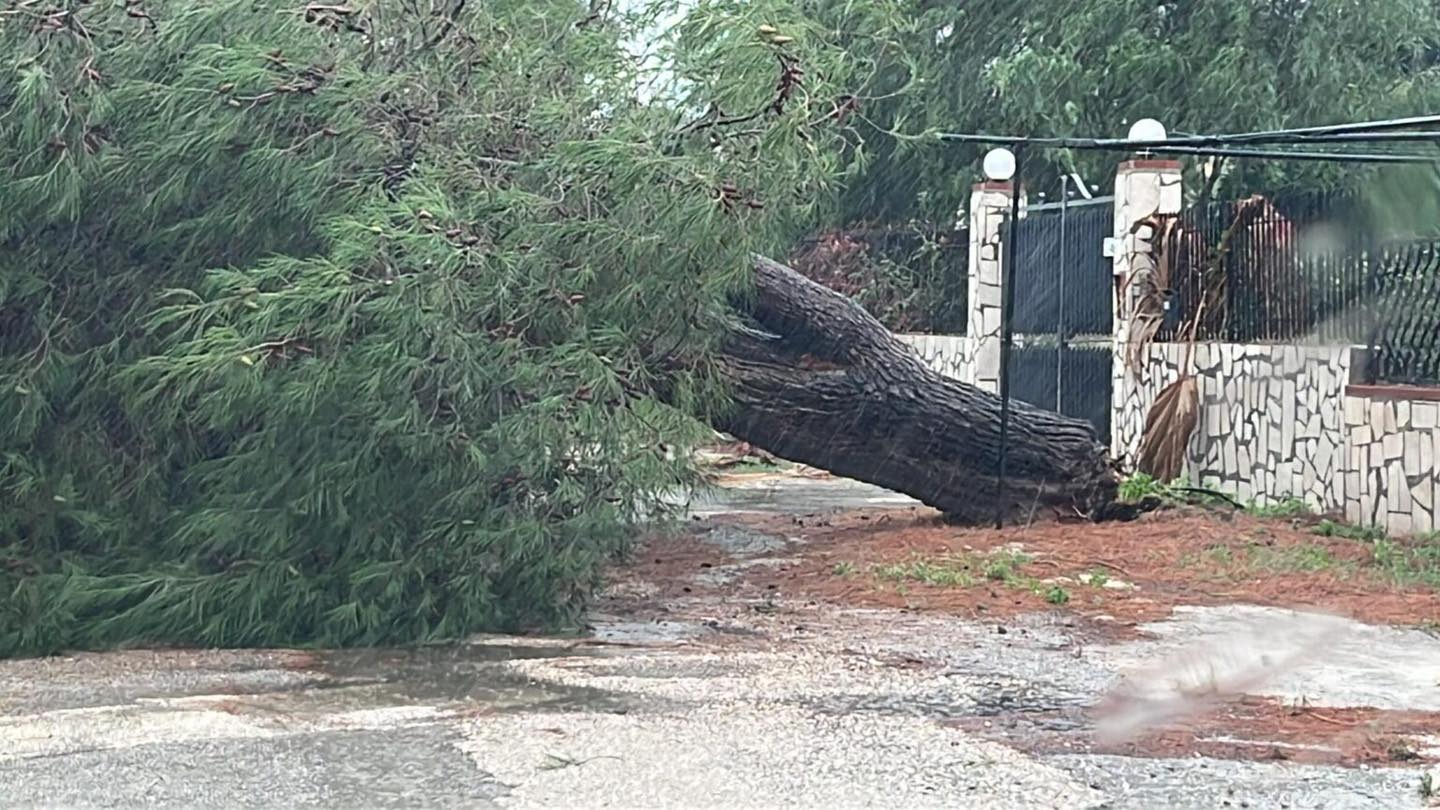 Maltempo in Sicilia: mare in tempesta e danni da Catania a Siracusa, isolate le Eolie