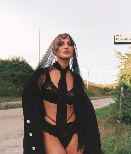 Arisa infiamma i social con le foto in intimo: “Prima mi cercavo, adesso mi sono trovata”