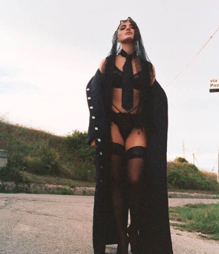 Arisa infiamma i social con le foto in intimo: “Prima mi cercavo, adesso mi sono trovata”