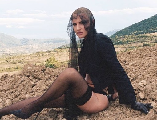 Arisa incanta con un monologo a Le Iene: “Essere buoni non è da sfigati, ma è una scelta sexy”