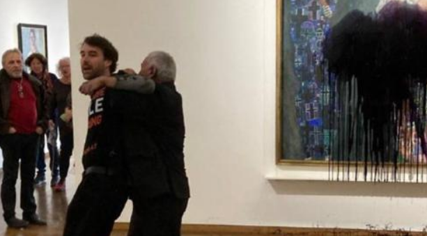 Vienna, attivisti lanciano liquido nero su quadro Klimt