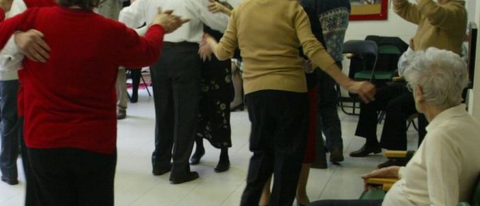 Centro anziani di giorno diventa balera assordante di notte: proteste dei vicini