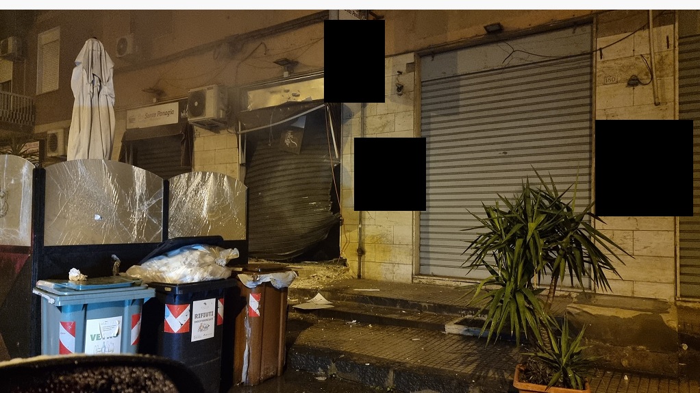 Siracusa, bomba esplode davanti al bar: torna l’incubo racket