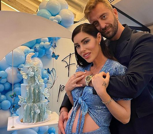 Scatti di gioia per Bianca Atzei e Stefano Corti, party azzurro per l’arrivo del primo figlio