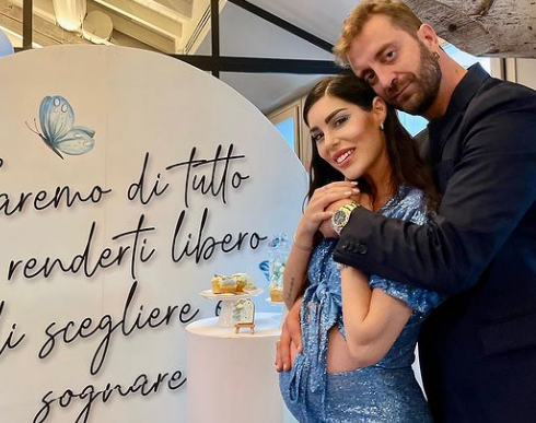 Scatti di gioia per Bianca Atzei e Stefano Corti, party azzurro per l’arrivo del primo figlio Scatti di gioia per Bianca Atzei e Stefano Corti, party azzurro per l’arrivo del primo figlio