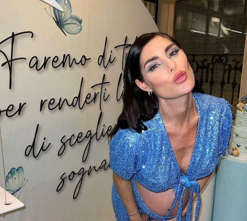 Scatti di gioia per Bianca Atzei e Stefano Corti, party azzurro per l’arrivo del primo figlio Scatti di gioia per Bianca Atzei e Stefano Corti, party azzurro per l’arrivo del primo figlio
