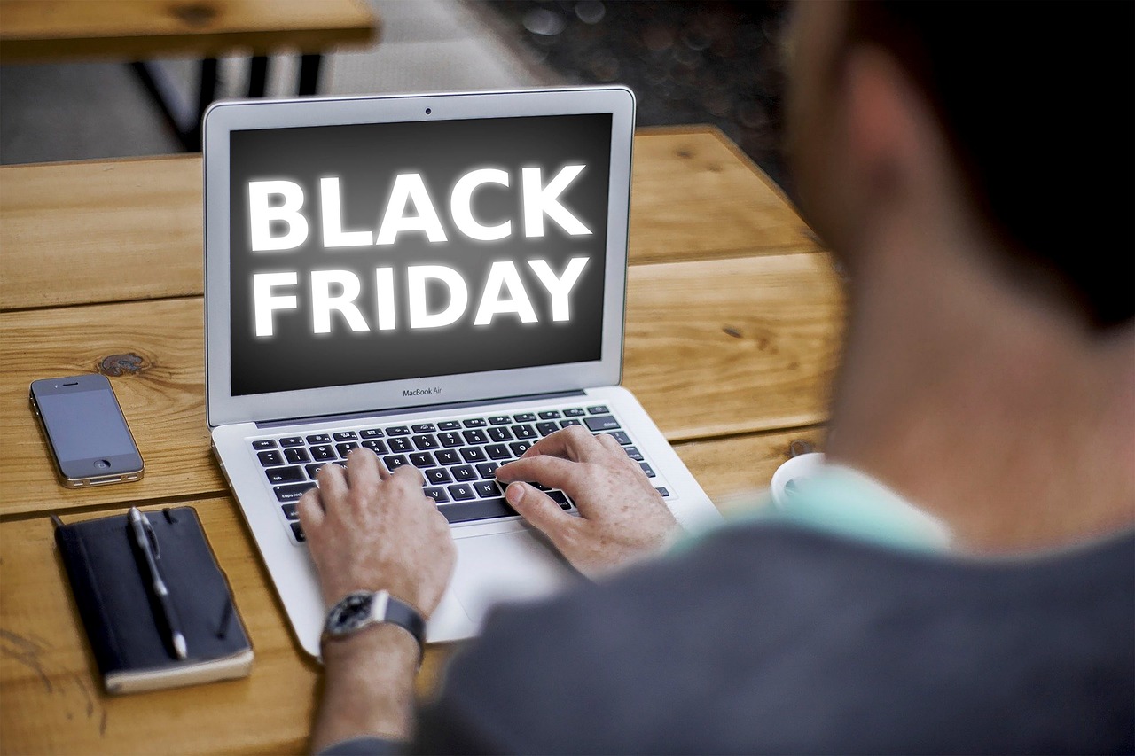 Black Friday, Confesercenti “12,7 milioni di italiani approfittano degli sconti, 261 euro spesa media”