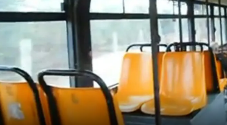 Invita passeggero tram a togliere piedi da sedile, controllore colpito con pugno