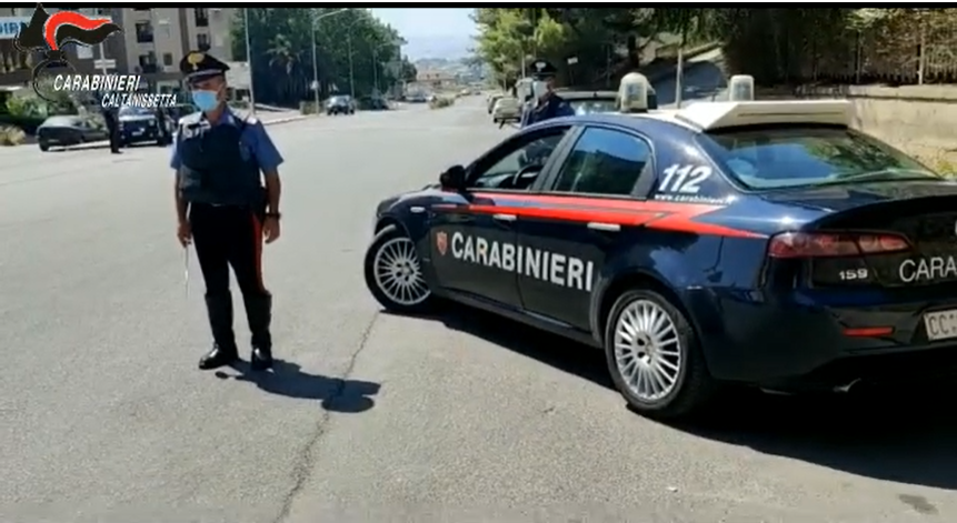 A Sommatino un’intera famiglia raccoglieva e bruciava rifiuti nell’area dell’ex stazione: 6 arrestati