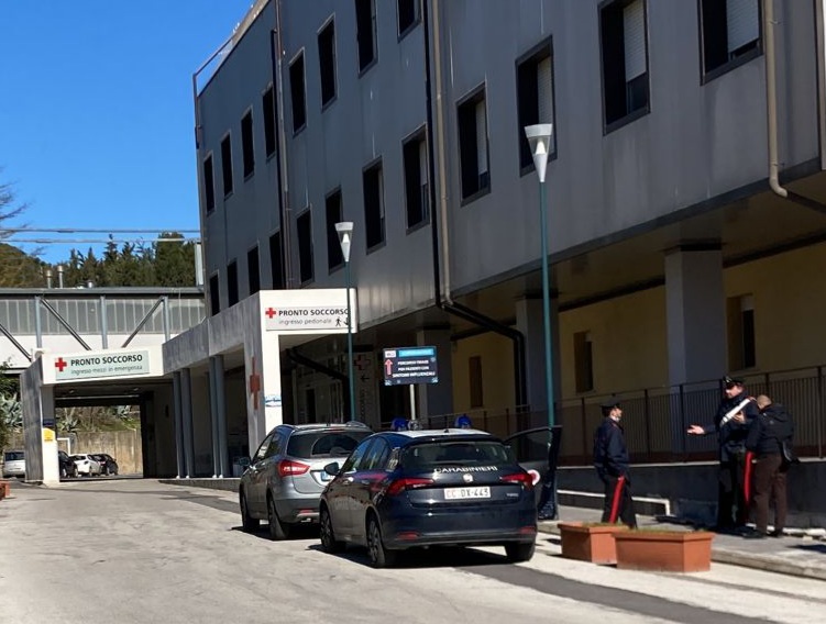 Minaccia la compagna incinta al pronto soccorso: “Ti ammazzo”, arrestato