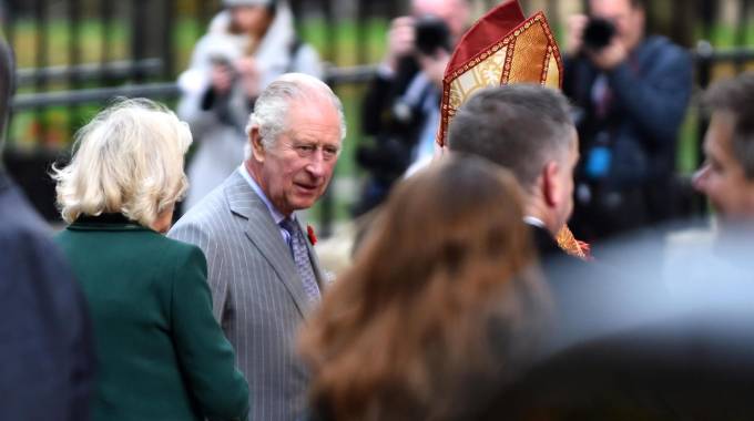 Gran Bretagna, lancia uova contro Carlo e Camilla: arrestato