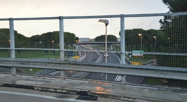 Uccide la moglie e poi si toglie la vita sul cavalcavia