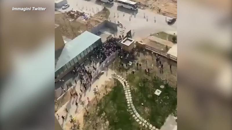 Cina: violente proteste nella principale fabbrica di Apple. Lavoratori chiusi per il Covid