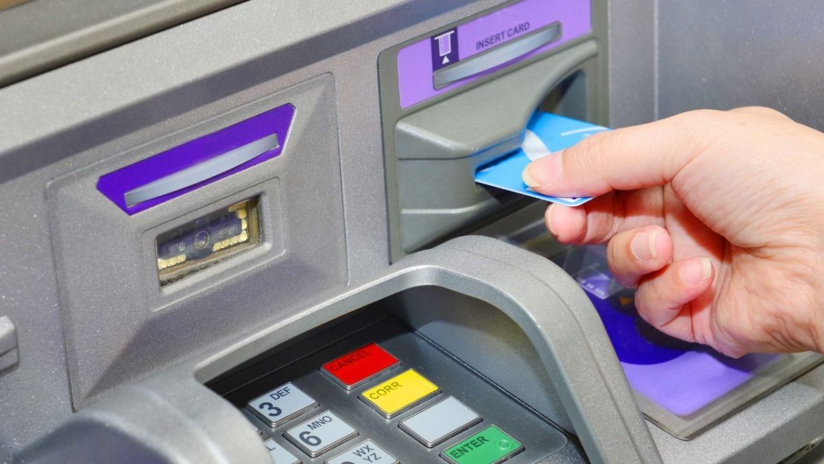 Conto corrente, aumentano i costi per la gestione, raffica di rincari nel 2023: ecco perché