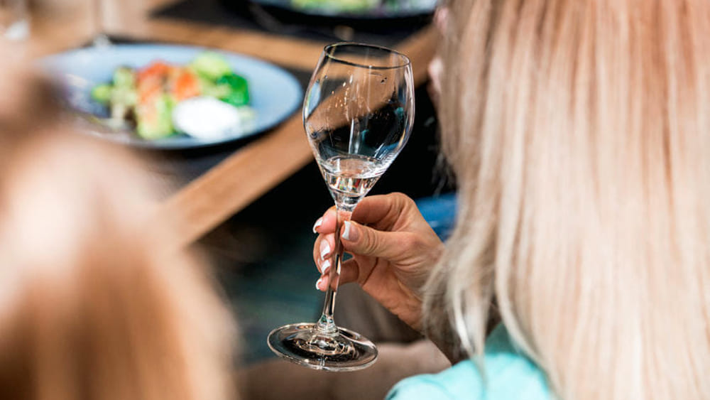 Polonia, “donne non fanno figli perché bevono troppo”: bufera su frasi choc Kaczynski