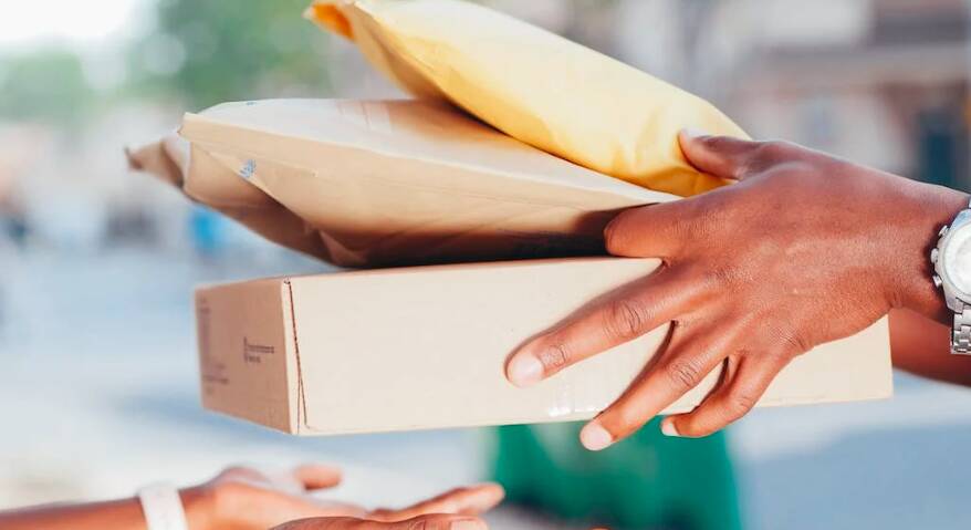 Lavora 7 giorni su 7 per 14 ore per il Black Friday: corriere trovato morto sul furgone