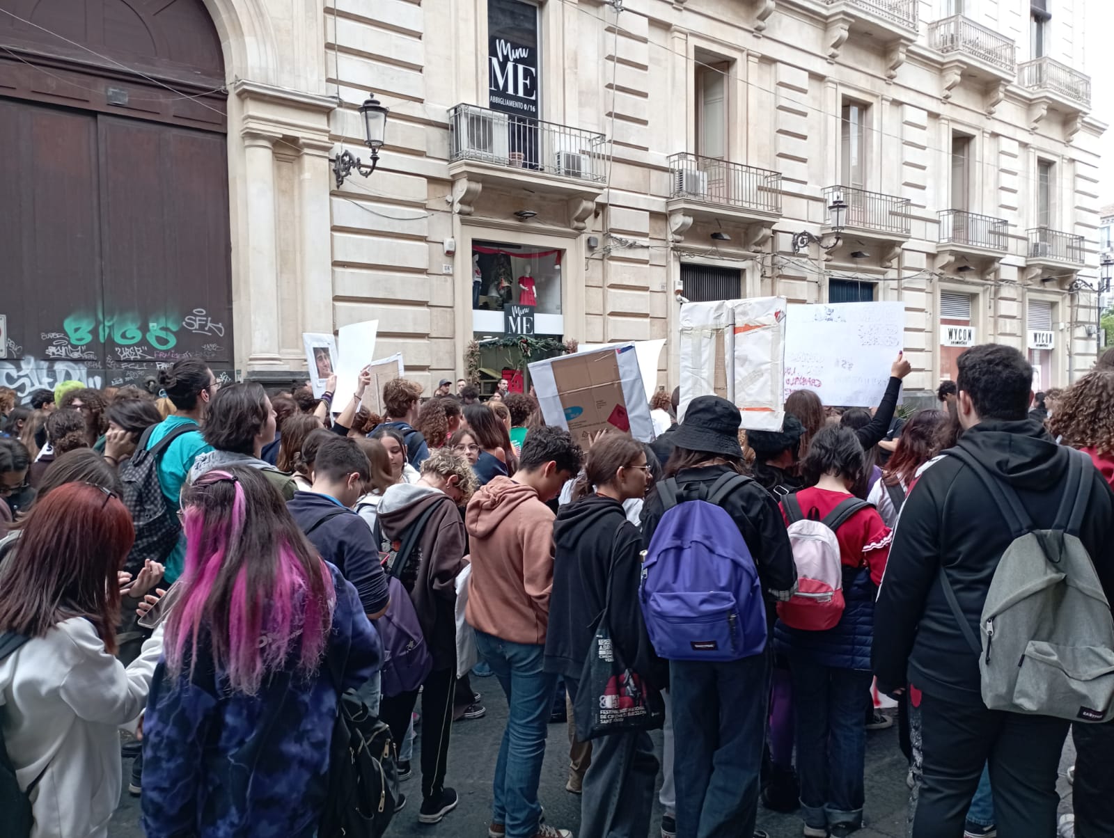 Scuola, sciopero nazionale degli studenti: cori e striscioni a Catania contro il Governo Meloni Scuola, sciopero nazionale degli studenti: cori e striscioni a Catania contro il Governo Meloni