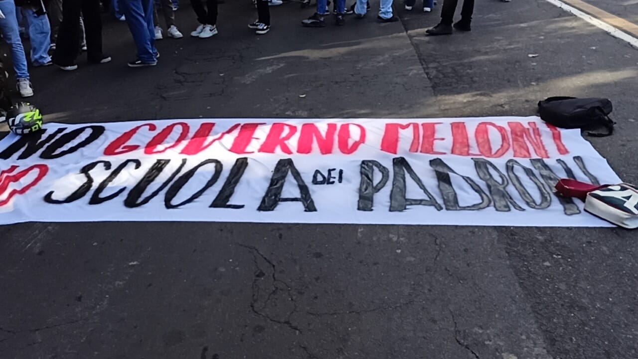 Scuola, sciopero nazionale degli studenti: cori e striscioni a Catania contro il Governo Meloni Scuola, sciopero nazionale degli studenti: cori e striscioni a Catania contro il Governo Meloni