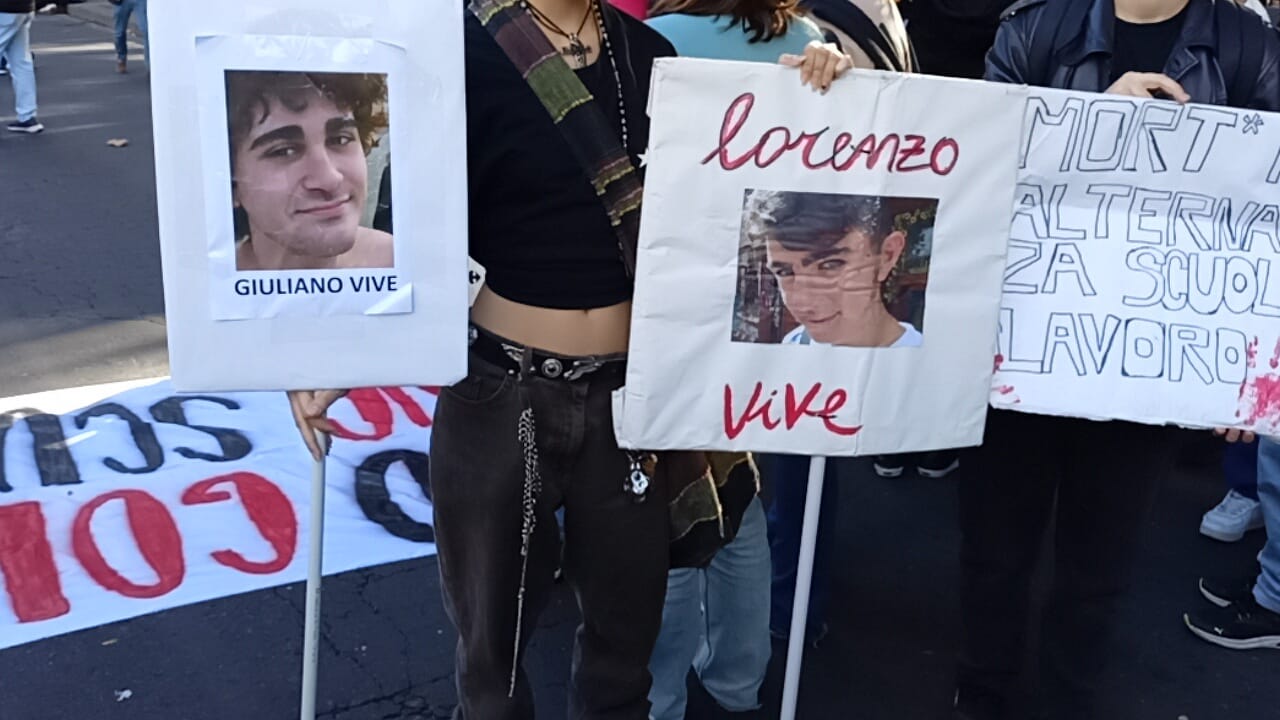 Scuola, sciopero nazionale degli studenti: cori e striscioni a Catania contro il Governo Meloni Scuola, sciopero nazionale degli studenti: cori e striscioni a Catania contro il Governo Meloni