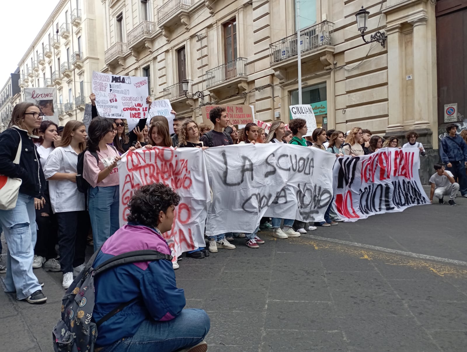 Scuola, sciopero nazionale degli studenti: cori e striscioni a Catania contro il Governo Meloni