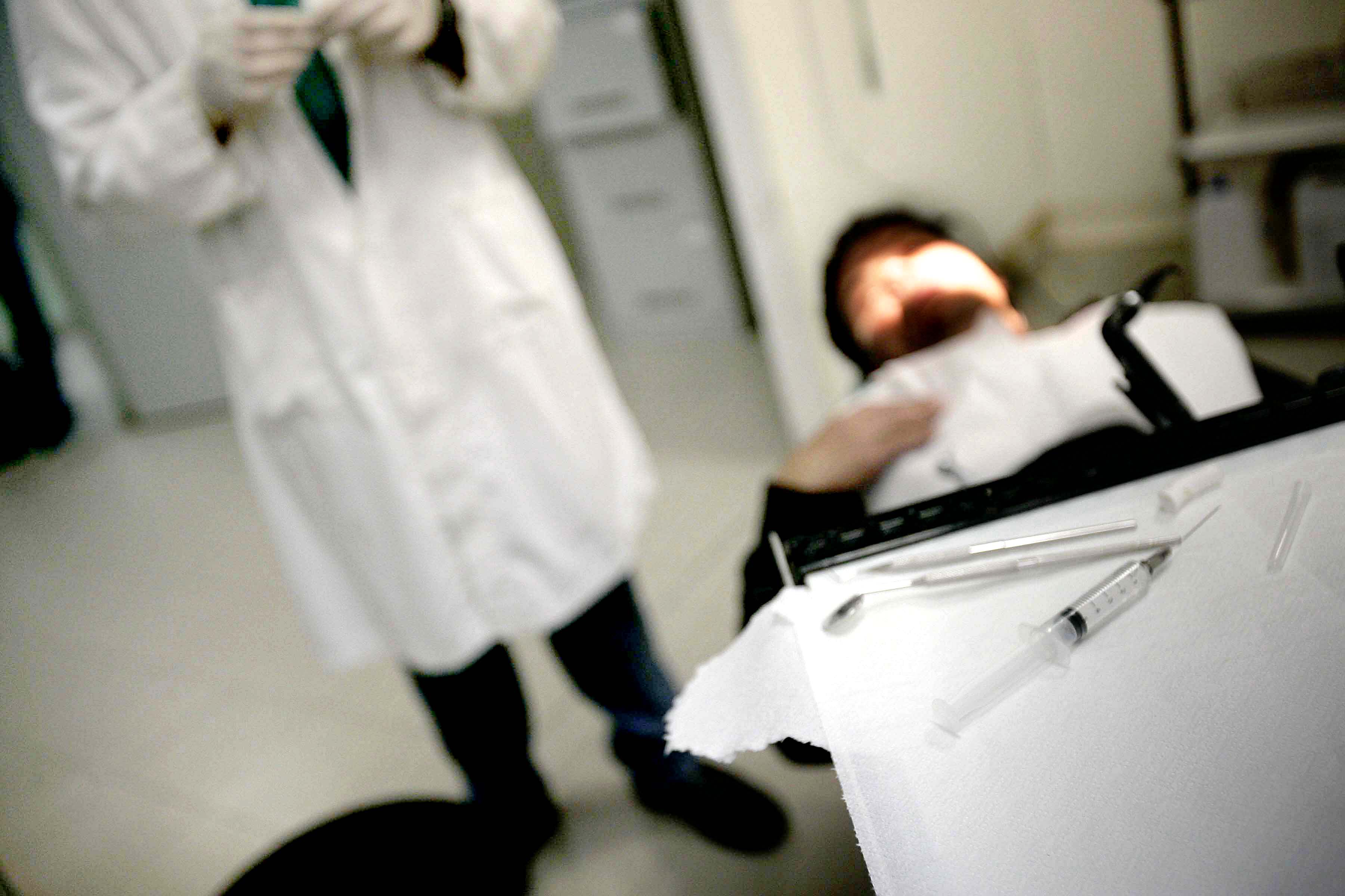 Finge di essere laureato, falso dentista rischia il carcere. I colleghi: “A rischio la salute”