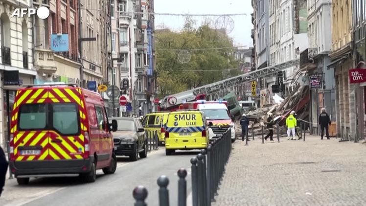 In Francia crollano due edifici, evacuati prima grazie alla segnalazione di un giovane