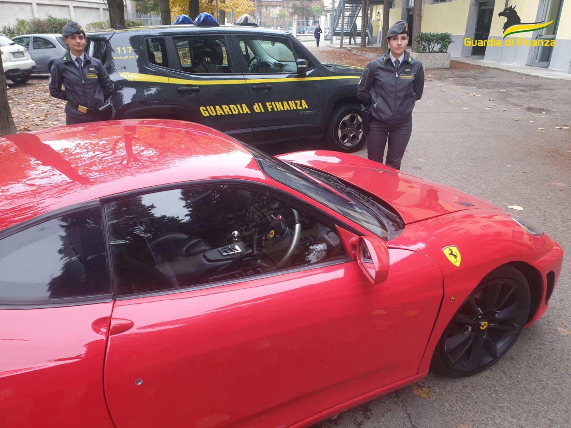 Modifica una Toyota e la rende simile a una Ferrari: denunciato