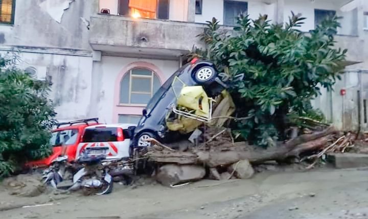 Ischia, frana travolge abitazioni: 12 dispersi. I video