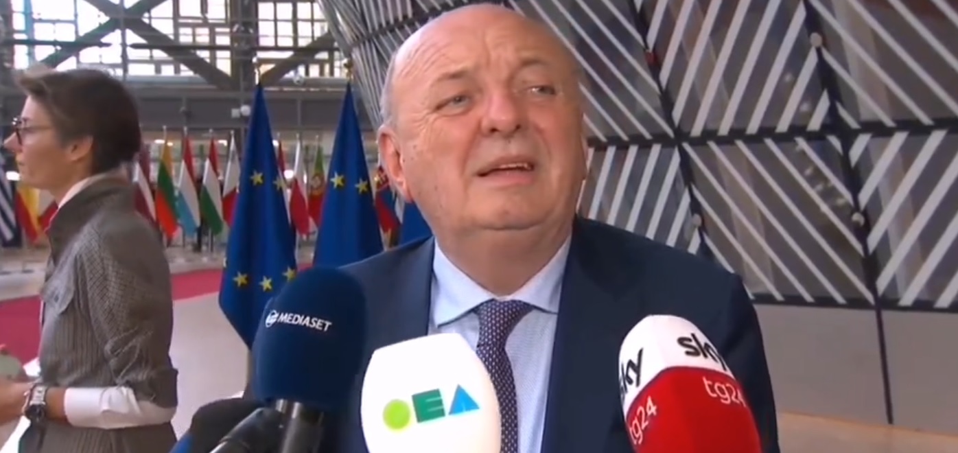 La gaffe del ministro Fratin: “Compromise? Complimenti…Insomma”