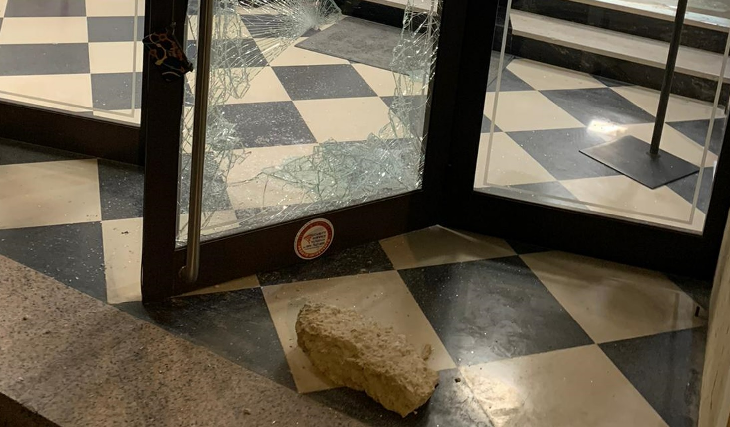 “Spacca vetrine” in azione a Rosolini, il sindaco: “Pronti alle ronde notturne”