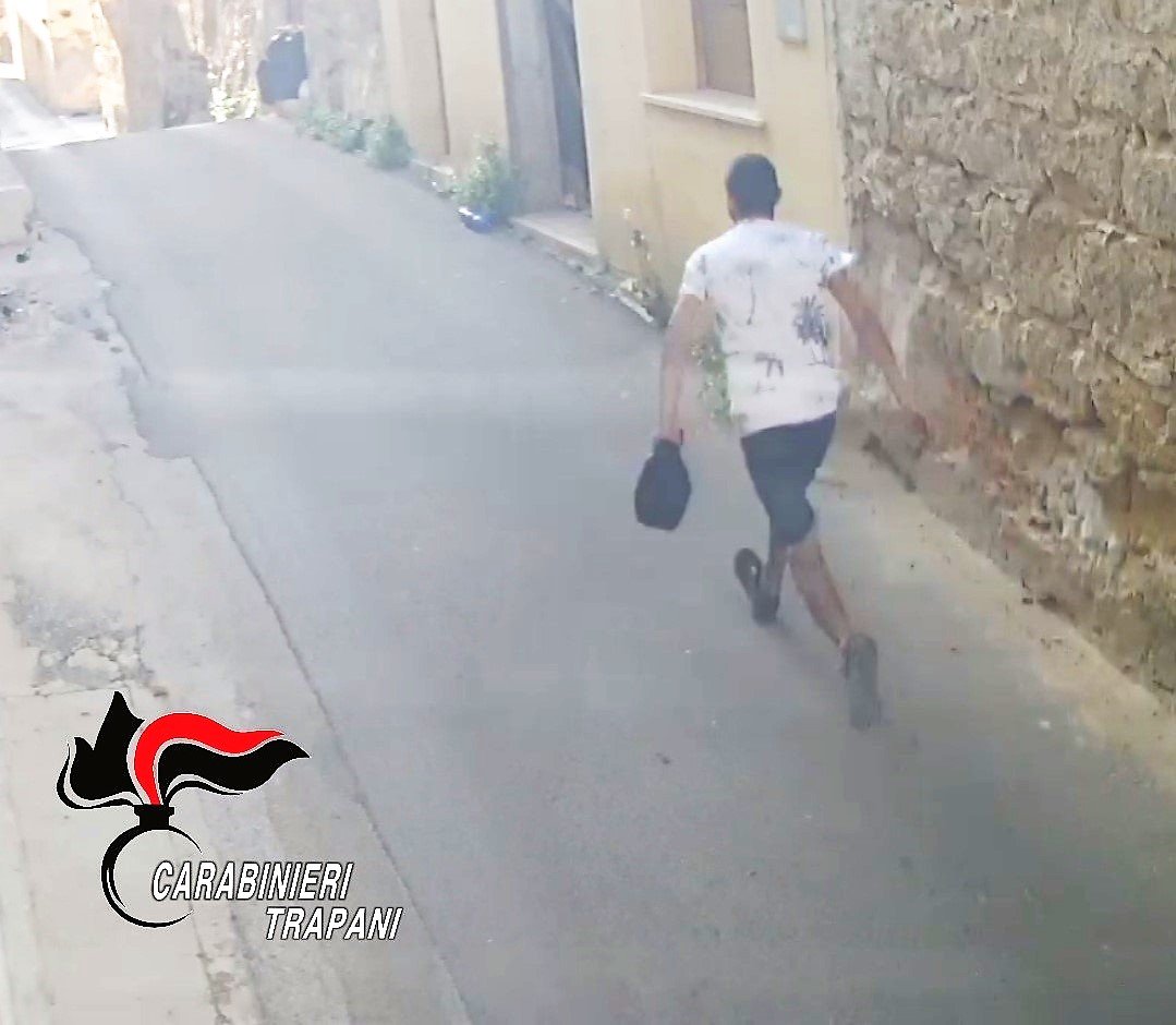 Prima la rapina in una tabaccheria poi lo scippo a un anziano: arrestato 23enne di Castellammare del Golfo