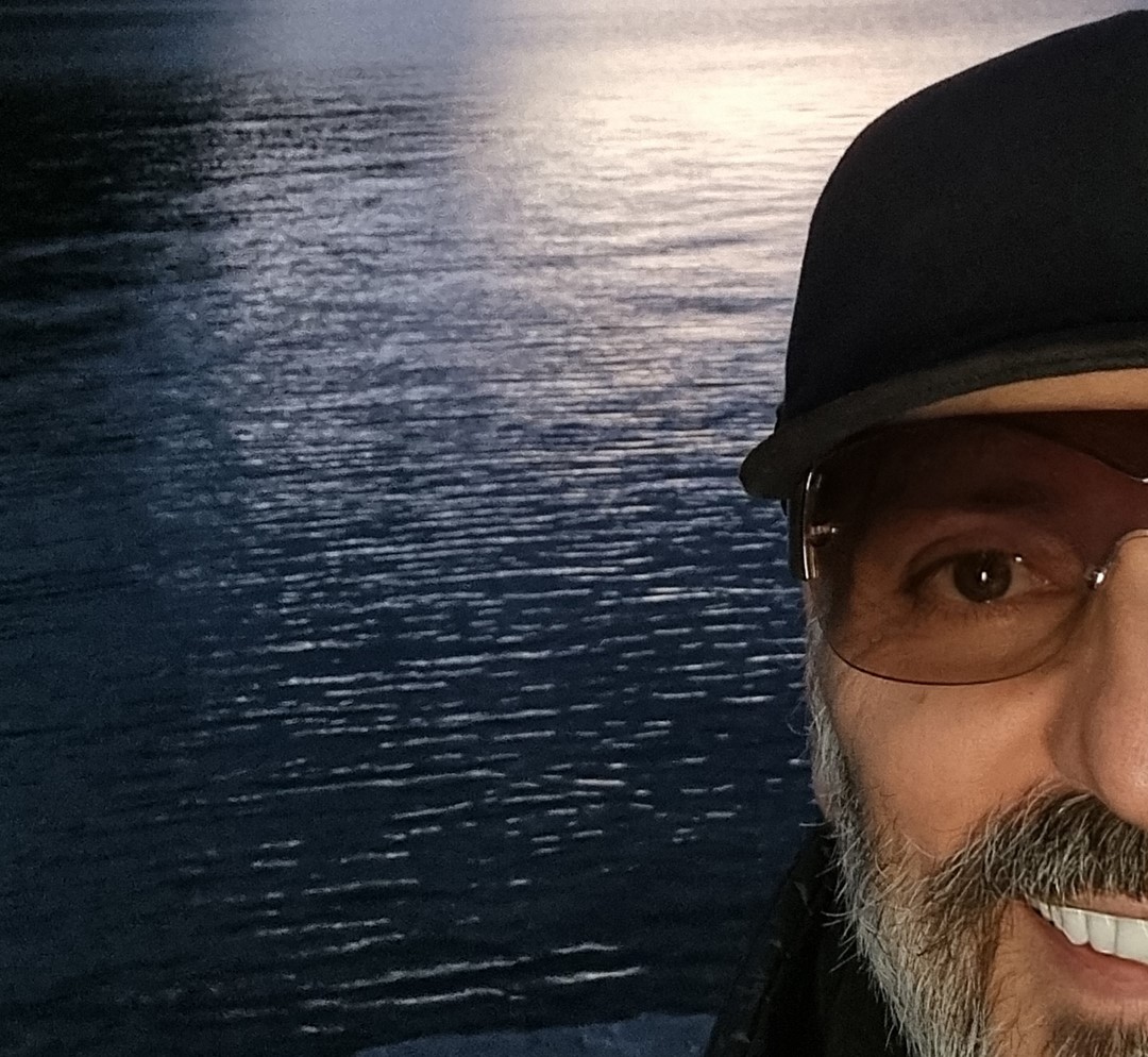 Gigi D’Agostino sorridente un anno dopo l’annuncio della malattia: il calore dei fan