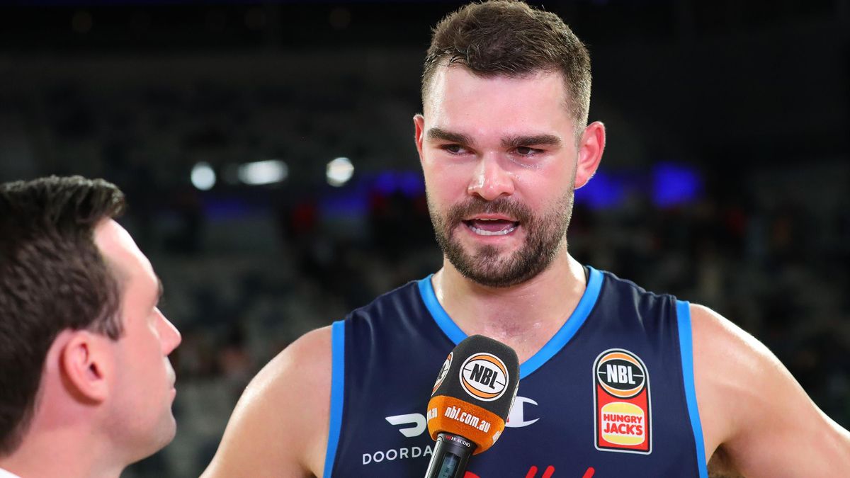 Basket, il coming out di Isaac Humpries davanti ai compagni: “Sono gay, ho pensato al suicidio”