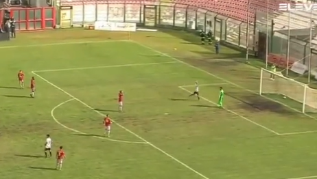 Messina, calcio di punizione da 70 metri: il supergol del portiere Lewandowski