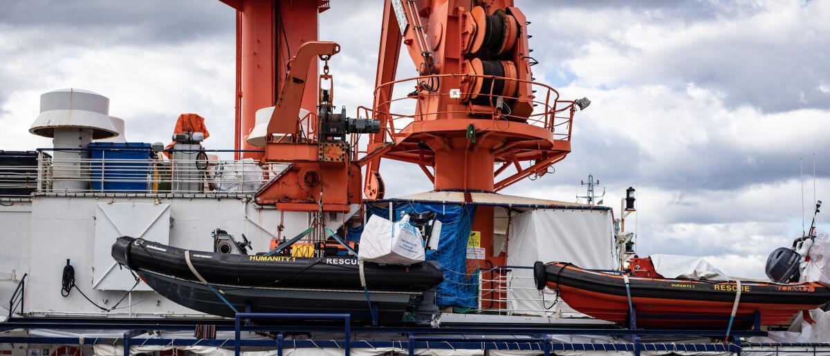 Catania, dalla Geo Barents sbarcano 100 migranti: 56 i minori. Humanity non vuole lasciare il porto